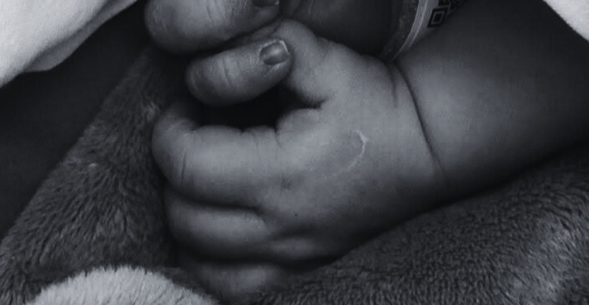 Kuvassa vastasyntyneen pienet kädet.